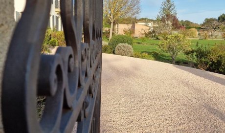 Aménagement d'une allée de jardin en gravier rose à Saint Cannat