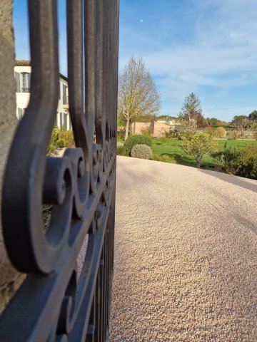 Aménagement d'une allée de jardin en gravier rose à Saint Cannat