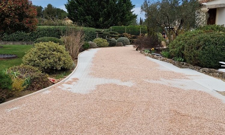 Aménagement d'une allée de jardin en gravier rose à Saint Cannat