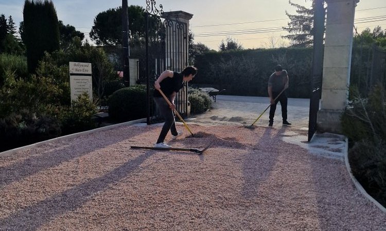 Aménagement d'une allée de jardin en gravier rose à Saint Cannat