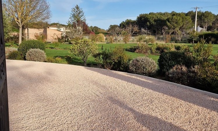 Aménagement d'une allée de jardin en gravier rose à Saint Cannat