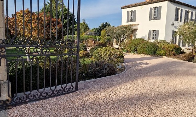 Aménagement d'une allée de jardin en gravier rose à Saint Cannat