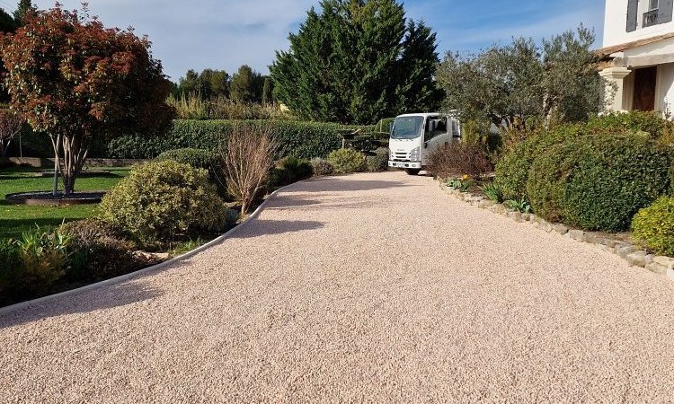 Aménager une allée de jardin en gravier rose à Saint Cannat  