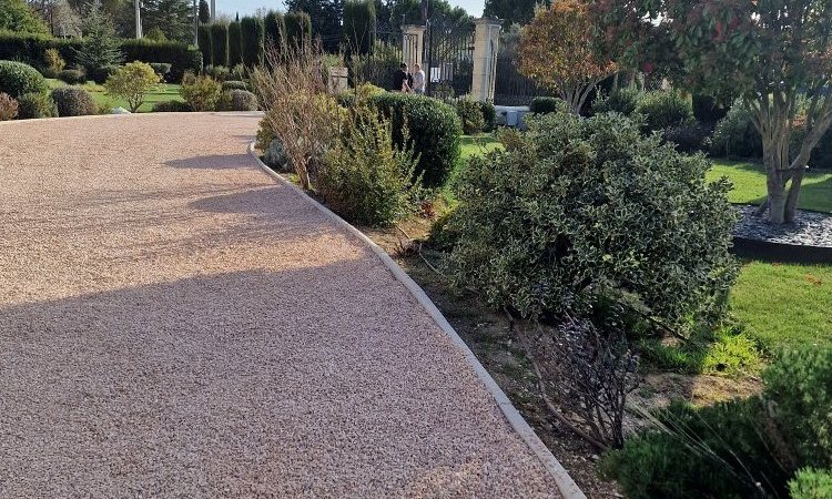 Aménager une allée de jardin en gravier rose à Saint Cannat  