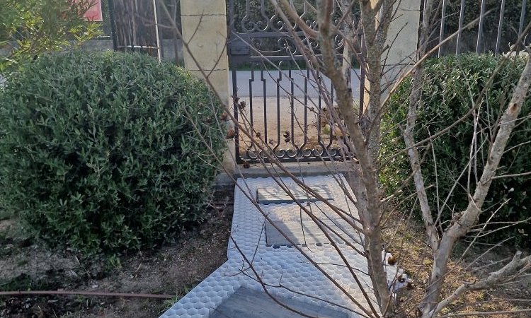 Aménager une allée de jardin en gravier rose à Saint Cannat  