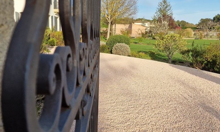 Aménager une allée de jardin en gravier rose à Saint Cannat  